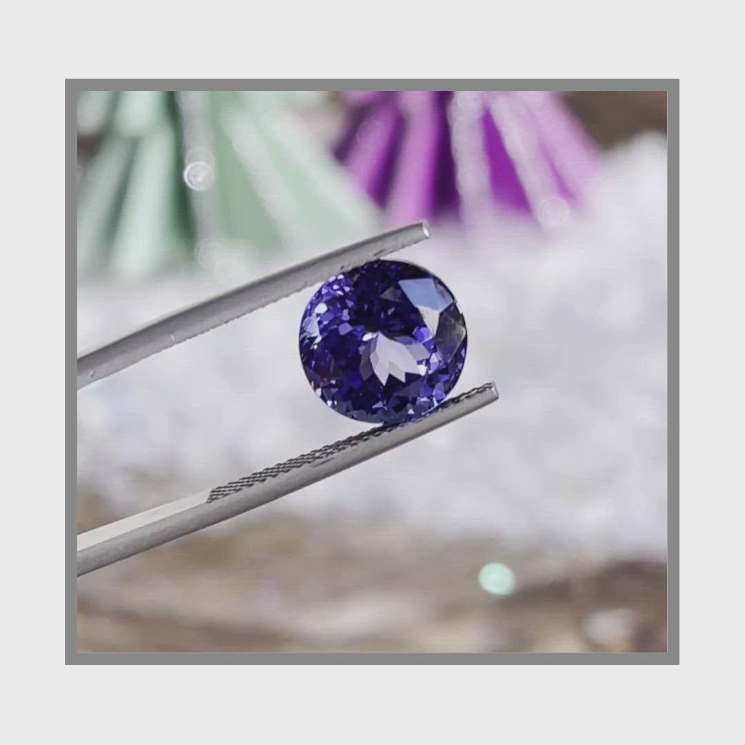 Load and play video in Gallery viewer, Natural Tanzanite 6.86 Carats
