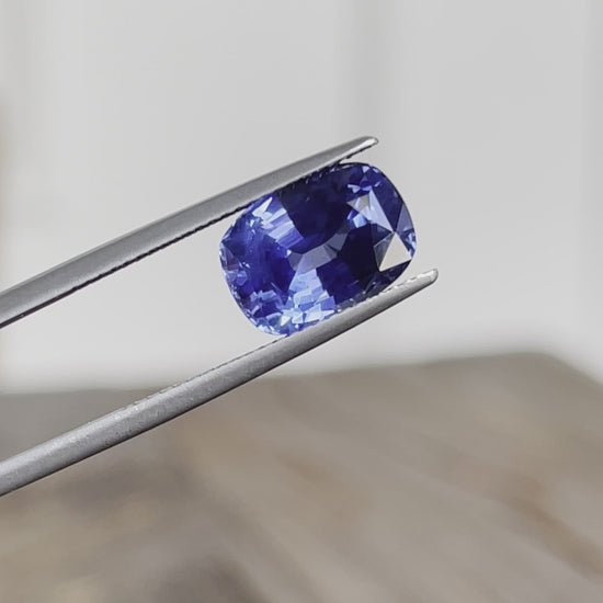 Load and play video in Gallery viewer, Natural Sapphire 6.29 Carats
