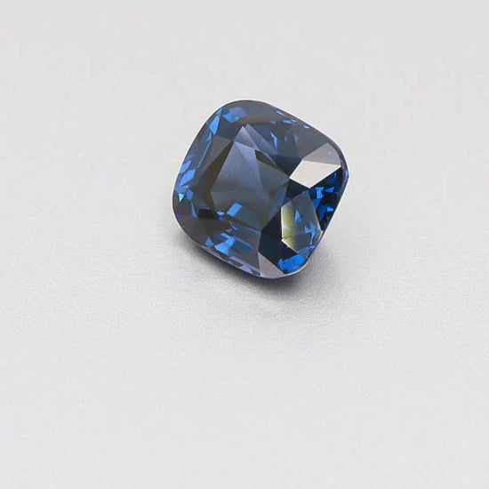 Load image into Gallery viewer, Natural RARE Color Change Spinel 5.64 Carats With GIA Report
